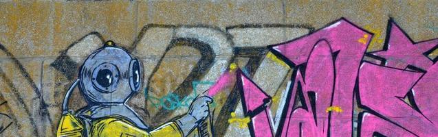 fragment van graffiti tekeningen. de oud muur versierd met verf vlekken in de stijl van straat kunst cultuur. eng scuba duiker foto