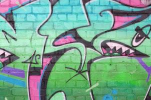 abstract kleurrijk fragment van graffiti schilderijen Aan oud steen muur in groen kleuren. straat kunst samenstelling met onderdelen van ongeschreven brieven en veelkleurig vlekken. subcultureel achtergrond foto