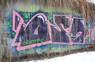 de oud muur, geschilderd in kleur graffiti tekening rood aërosol verven. achtergrond beeld Aan de thema van tekening graffiti en straat kunst foto