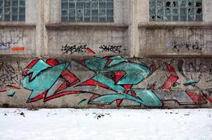 de oud muur, geschilderd in kleur graffiti tekening blauw aërosol verven. achtergrond beeld Aan de thema van tekening graffiti en straat kunst foto