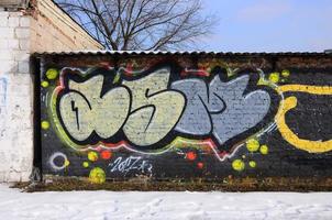 de oud muur, geschilderd in kleur graffiti tekening rood aërosol verven. achtergrond beeld Aan de thema van tekening graffiti en straat kunst foto