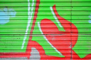 kunst onder grond. mooi straat kunst graffiti stijl. de muur is versierd met abstract tekeningen huis verf. modern iconisch stedelijk cultuur van straat jeugd. abstract elegant afbeelding Aan muur foto