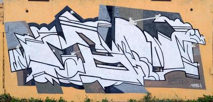 achtergrond beeld van een beton muur met een stuk van abstract graffiti patroon. straat kunst, vandalisme en jeugd hobby's foto