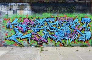 fragment van graffiti tekeningen. de oud muur versierd met verf vlekken in de stijl van straat kunst cultuur. gekleurde achtergrond structuur in verkoudheid tonen foto