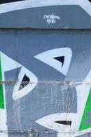 fragment van graffiti tekeningen. de oud muur versierd met verf vlekken in de stijl van straat kunst cultuur. gekleurde achtergrond structuur in groen tonen foto