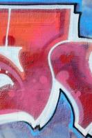 fragment van graffiti tekeningen. de oud muur versierd met verf vlekken in de stijl van straat kunst cultuur. gekleurde achtergrond structuur in warm tonen foto