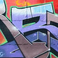 fragment van graffiti tekeningen. de oud muur versierd met verf vlekken in de stijl van straat kunst cultuur. gekleurde achtergrond structuur in Purper tonen foto