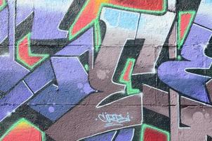 fragment van graffiti tekeningen. de oud muur versierd met verf vlekken in de stijl van straat kunst cultuur. gekleurde achtergrond structuur in Purper tonen foto