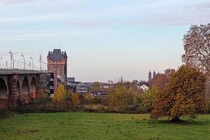 visie van de nibelungen toren en nibelungen brug in wormen zonder verkeer en mensen foto