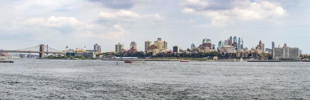 Manhattan horizon van veerboot boot in zomer foto