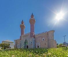 afbeelding van een moskee in achtergrondverlichting Bij dag foto