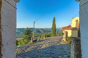 afbeelding van de romantisch geplaveide toegang weg naar de historisch centrum van de Kroatisch stad- van motovun foto