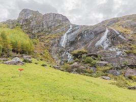 typisch Iers landschap met groen weiden en ruw bergen gedurende dag foto