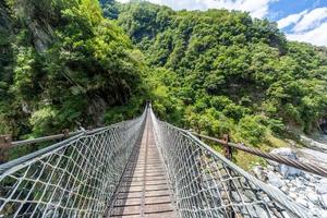 panoramisch visie over- suspensie brug in de taroko nationaal park Aan Taiwan in zomer foto