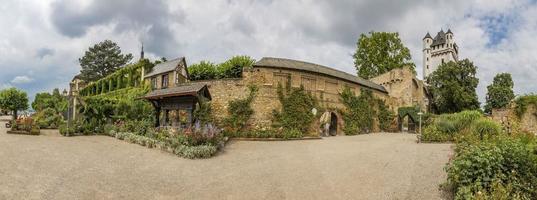 panoramisch afbeelding van eltville kasteel in Duitsland in zomer foto