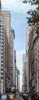 Manhattan straat oerwoud met oud en modern architectuur foto