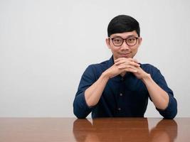 knap Aziatisch zakenman slijtage bril zitten Bij bureau zelfverzekerd glimlach op zoek naar u foto