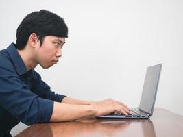 Aziatisch zakenman gebruik makend van laptop echt wokring Bij de bureau foto
