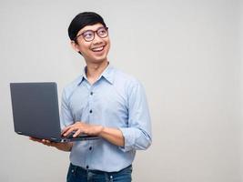 vrolijk zakenman houden laptop glimlach op zoek Bij kopiëren ruimte foto