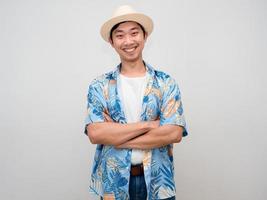 positief reiziger Aziatisch Mens strand overhemd glimlach portret geïsoleerd foto