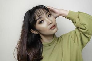 een schoonheid vrolijk gezicht van Aziatisch jong model- vervelend groen top. huidsverzorging schoonheid gelaats behandeling, spa, vrouw Gezondheid concept. foto