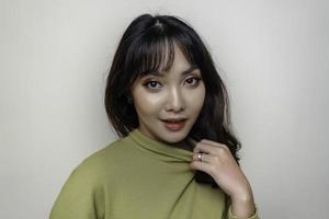 een schoonheid vrolijk gezicht van Aziatisch jong model- vervelend groen top. huidsverzorging schoonheid gelaats behandeling, spa, vrouw Gezondheid concept. foto