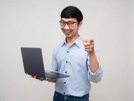 positief zakenman Holding laptop gebaar punt vinger naar Kiezen u geïsoleerd foto