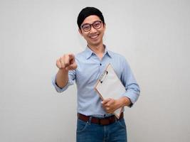 positief zakenman slijtage bril houden document bord vrolijk glimlach punt vinger Bij u geïsoleerd foto