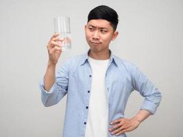 gezond positief Mens op zoek Bij glas van water in zijn hand- geïsoleerd foto