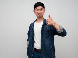 positief Aziatisch Mens jeans overhemd zelfverzekerd tonen duim omhoog geïsoleerd foto
