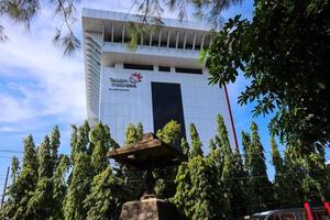 semarang, Indonesië, december 2022. kantoor gebouw van punt telkom, Aan jl. pahlawan pleburan, kec. zuiden semarang, semarang stad. pt telkom is een staatseigendom telecommunicatieverbinding bedrijf in Indonesië. foto