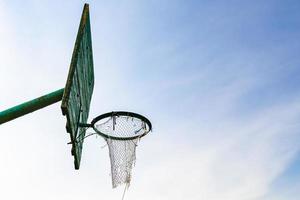 fotografie Aan thema oud basketbal hoepel van netto mand foto