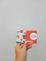 west Java, Indonesië in januari 2023. geïsoleerd wit foto van een hand- Holding de kakoo Product merk label