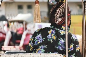 yogakarta, Indonesië Aan oktober 2022. achterzijde visie van een wagon of andong bestuurder Aan jalan malioboro, yogakarta. foto