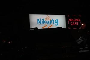 bekasi, Indonesië in juli 2022. Nikung cafe logo gloeiend in de donker. foto