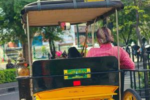 yogakarta, Indonesië Aan oktober 2022. achterzijde visie van een wagon of andong bestuurder Aan jalan malioboro, yogakarta. foto