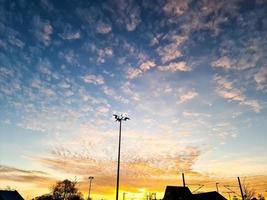 prachtig panorama van oranje en gele wolken bij zonsopgang foto