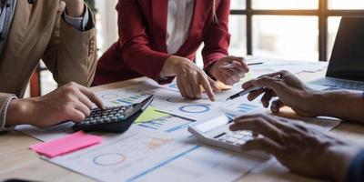 zakelijk financieel, accountant in gesprek met partner komen bijeen om de financiële planning van de verkoop te controleren om de doelstellingen voor volgend jaar te halen. beursconcept. foto