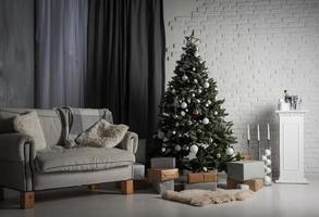 winter huis decor. Kerstmis boom in zolder interieur tegen steen muur. foto
