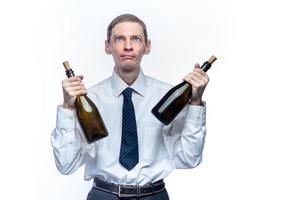 bedrijf Mens met een fles van wijn in zijn handen Aan een wit, geïsoleerd achtergrond foto