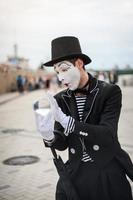 mime op straat, wachtend om zijn geliefde te ontmoeten foto