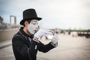 mime op straat, wachtend om zijn geliefde te ontmoeten foto