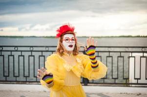 straat mime, proberend in de lucht te zweven foto