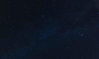 afbeelding van wolkenloos sterrenhemel lucht Bij 's nachts Bij noordelijk halfrond foto