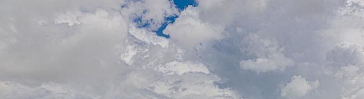 beeld van een donker en bewolkt lucht gedurende de dag foto