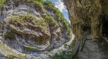 panoramisch afbeelding van versmallen taroko kloof in de taroko nationaal park Aan de eiland van Taiwan in zomer foto