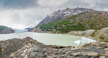 panoramisch beeld over- lago grijs met ijsbergen in Torres del paine nationaal park in Patagonië in zomer foto