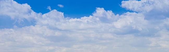 beeld van een gedeeltelijk bewolkt en gedeeltelijk Doorzichtig lucht gedurende de dag foto