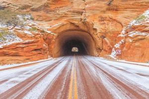 weg tunnels in Zion nationaal park in winter foto