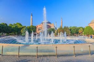 foto van hagia sophia in Istanbul met fontein gefotografeerd van sultanahmet park